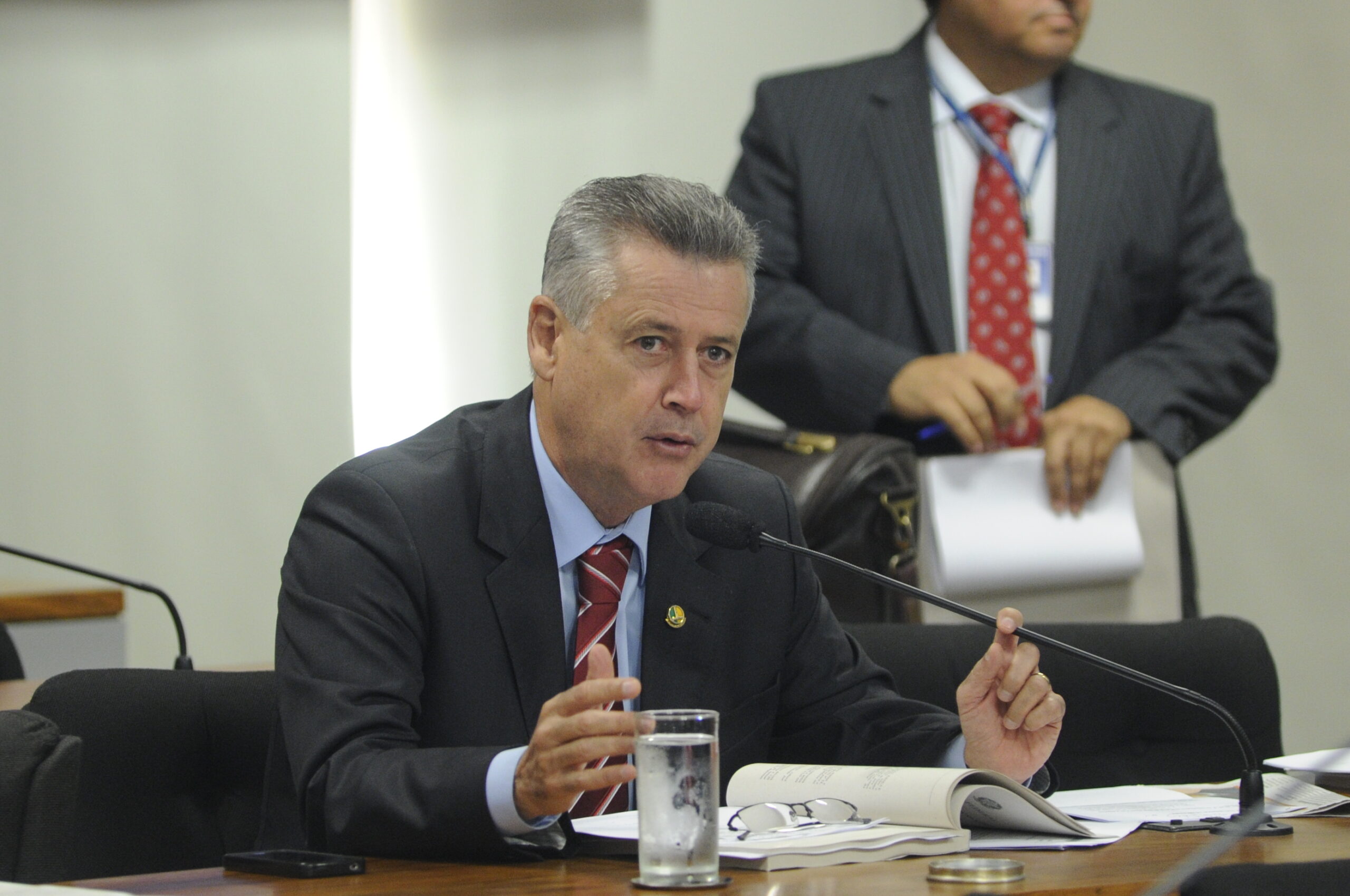 Fotografia de arquivo: Senador Rodrigo Rollemberg (PSB-DF), em pronunciamento, à bancada da sala de comissões do Senado Federal durante reunião realizada pela Comissão de Constituição, Justiça e Cidadania (CCJ). A CCJ aprova em turno suplementar substitutivo do senador Rodrigo Rollemberg (PSB-DF) a projeto de lei do Senado (PLS 74/2010) que estabelece regras gerais para a realização de concursos públicos pelo governo federal. Pouco antes da votação, o relator adiantou ter acolhido três emendas do senador Valdir Raupp (PMDB-RO). As alterações tratam da obrigatoriedade de contratação de entidade organizadora do concurso por licitação; da possibilidade de se oferecer horário alternativo de provas a quem não puder fazê-las com os demais candidatos por motivos religiosos; e da caracterização das provas objetivas e discursivas, que terão caráter eliminatório e classificatório, e orais, que terão apenas caráter classificatório. Se não houver recurso para votação pelo Plenário do Senado, a matéria será encaminhada diretamente à Câmara dos Deputados. Foto: Geraldo Magela/Agência Senado.