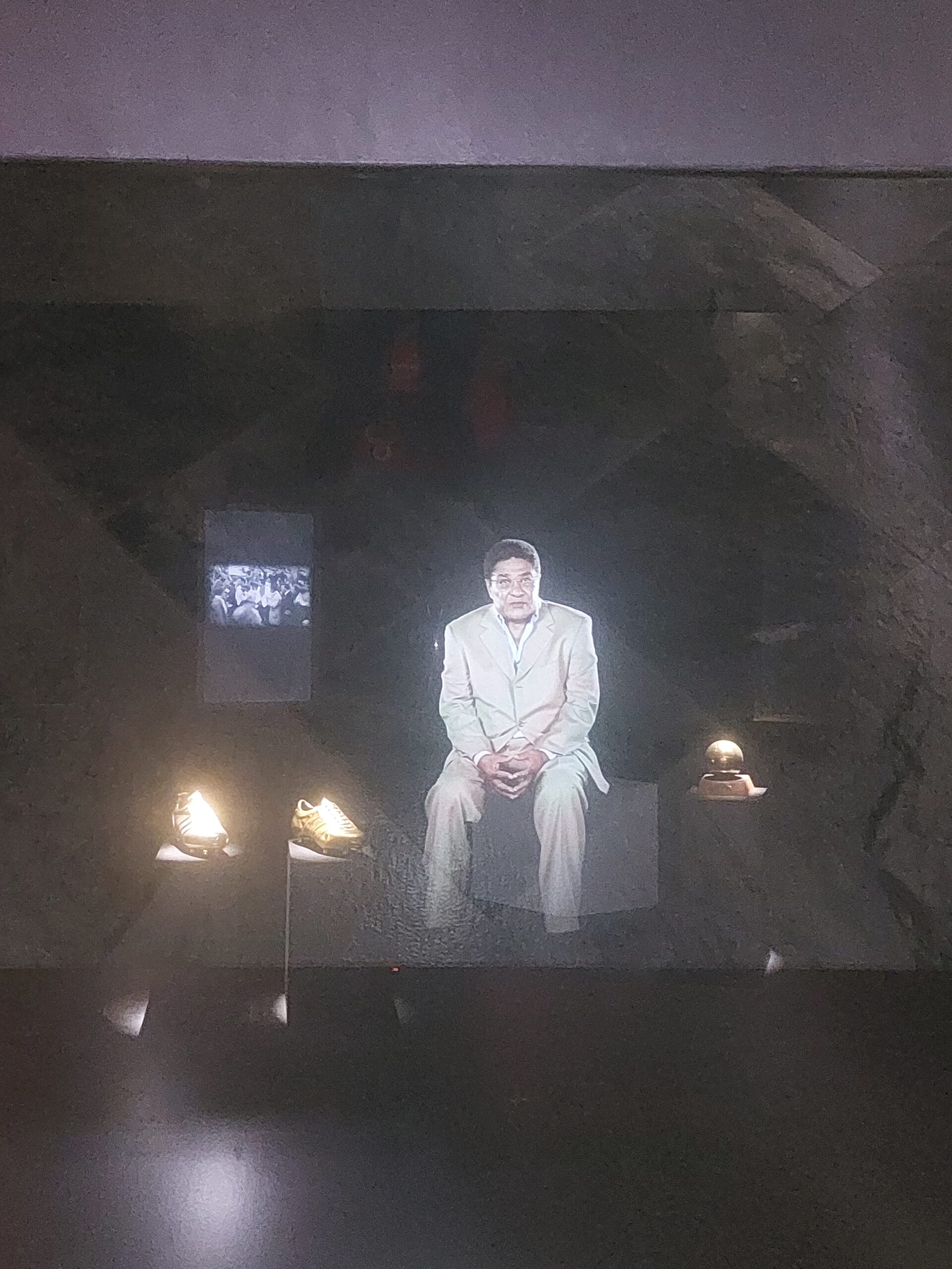 Fotografia de arquivo: Eusébio com as duas bota de ouro e a bola de ouro, no Museu Cosme Damião.