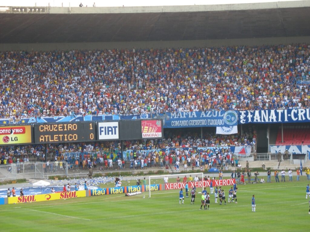 Fotografia de arquivo: 24 de junho de 2007: "estádio lotado viu o Cruzeiro vencer o Atlético por 4 a 2 - pena que eu não vi o segundo tempo.".