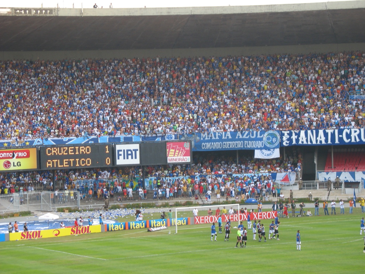 Fotografia de arquivo: 24 de junho de 2007: "estádio lotado viu o Cruzeiro vencer o Atlético por 4 a 2 - pena que eu não vi o segundo tempo.".