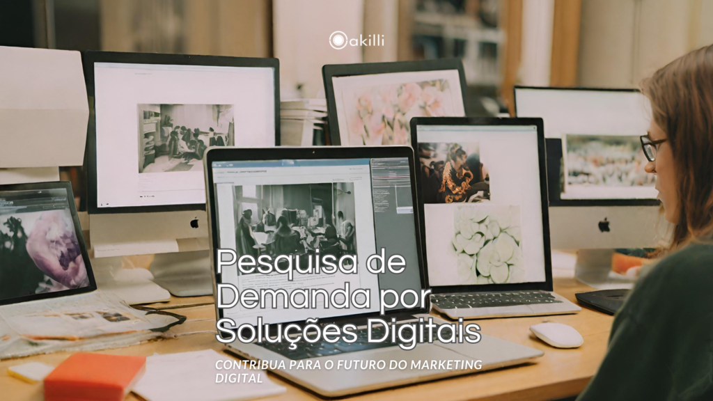 Uma mesa de trabalho com iMac, um Macbook, dois iPads e papéis espalhados pela mesa com o título "Pesquisa de Demanda por Soluções Digitais" e o subtítulo "Contribua para o Futuro do Marketing Digital"